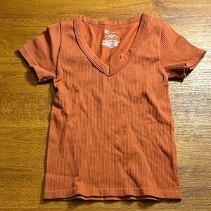 No Boundaries Rust V-Neck Ribbed Tee